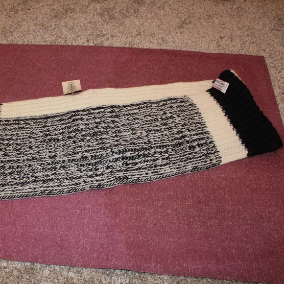 HM Nepali B&W Merino "Ivy League" Infinity Scarf - Picture 5 of 5